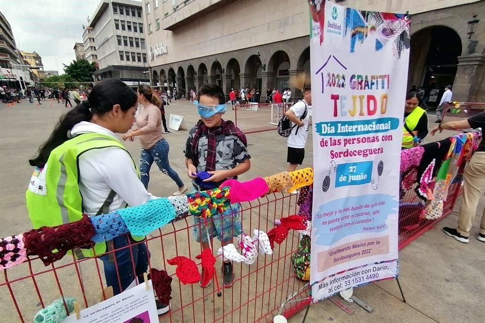 En el Centro de GDL se montó una exposición de piezas tejidas que busca sensibilizar sobre la sordoceguera.