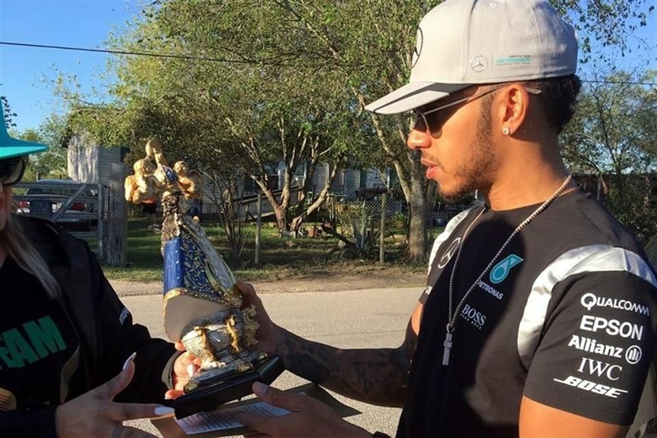 Hace seis años, Lewis recibió una virgen de San Juan de los Lagos por parte de sus seguidores mexicanos.