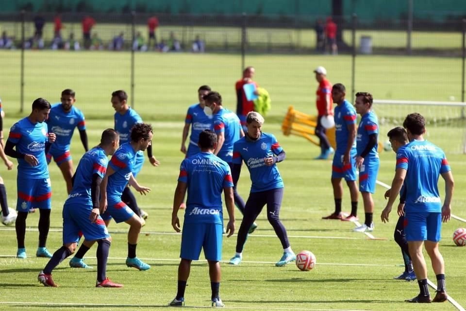Las Chivas arrancaron el entrenamiento de este lunes en sus instalaciones de Verde Valle.