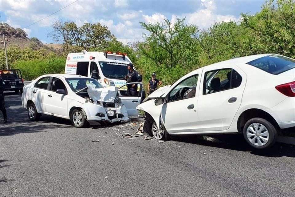El impacto de frente entre dos automóviles en la Carretera a Colotlán, dejó esta tarde una persona muerta y otras tres heridas, en Zapopan.