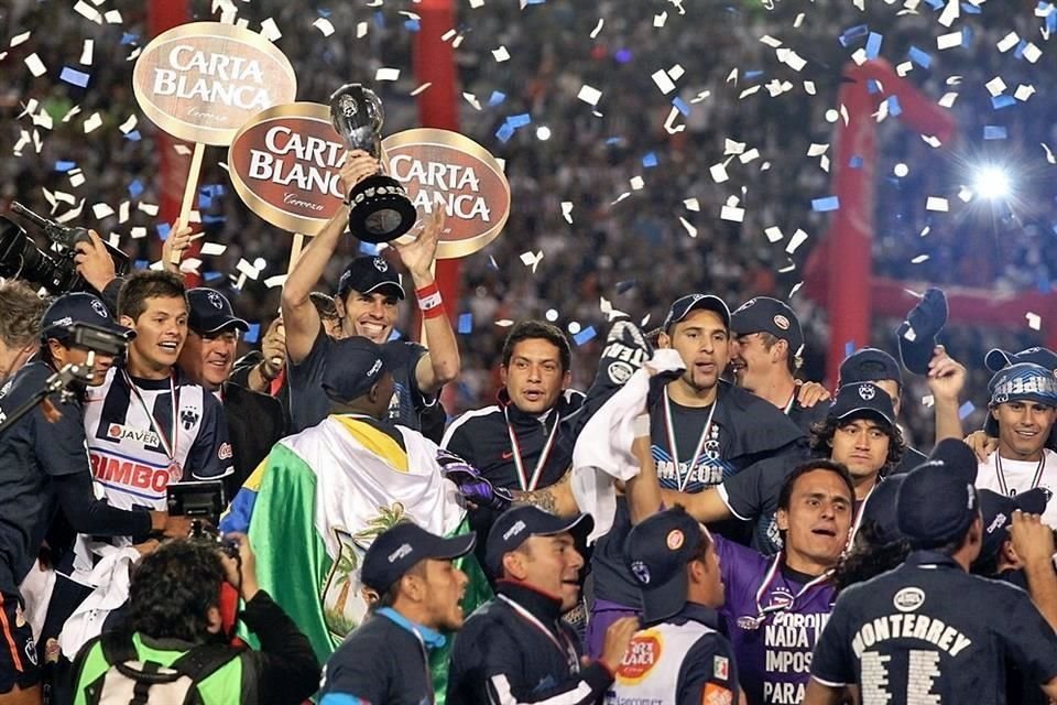 Por segunda ocasión Rayados pudo coronarse ante su afición y eso sucedió el 5 de diciembre del 2010 al superar con global de 5-3 sobre el Santos.