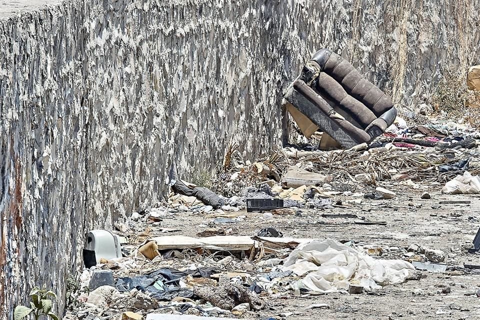 En canales y arroyos de la Ciudad se desechan irregularmente muebles, equipo de cómputo y más.