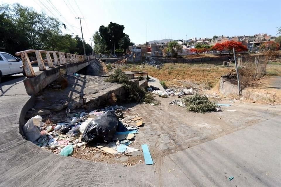 En canales y arroyos de la Ciudad se desechan irregularmente muebles, equipo de cómputo y más.