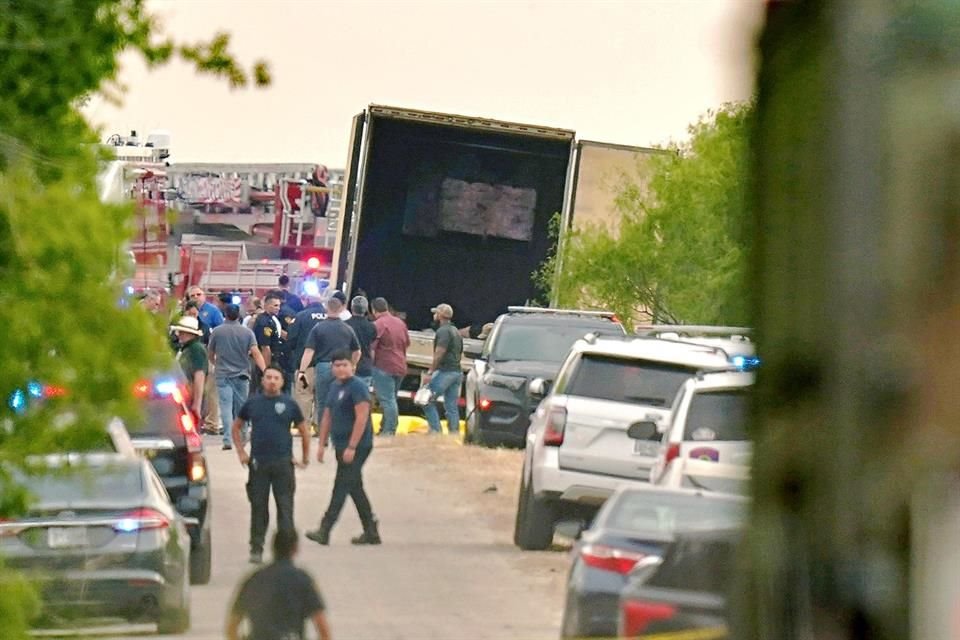 Los migrantes muertos fueron hallados ayer en una caja de tráiler sin ventilación que estaba llena de 64 personas y fue abandonada sobre la Carretera Interestatal 35, al sur de San Antonio.