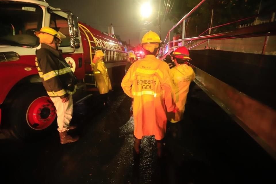 Cerca de las 3:00 horas, elementos de la Coordinación Municipal de Protección Civil y Bomberos Guadalajara encontraron el cuerpo de un hombre ahogado.