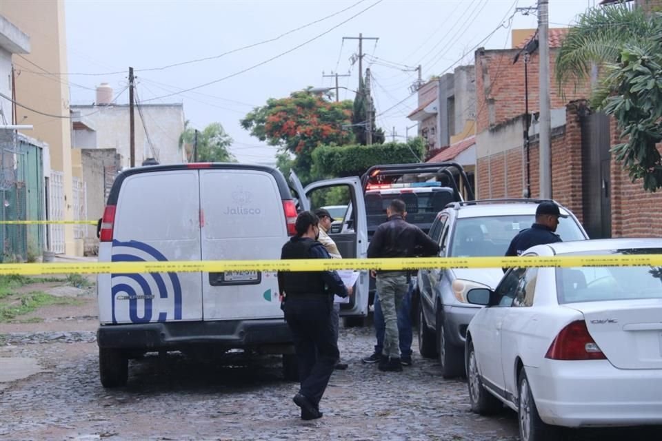 Tirado sobre la banqueta, a unos pasos de una secundaria, fue encontrado el cadáver de un joven, quien fue asesinado a balazos; la Policía de Zapopan informó que no hubo testigos del homicidio.