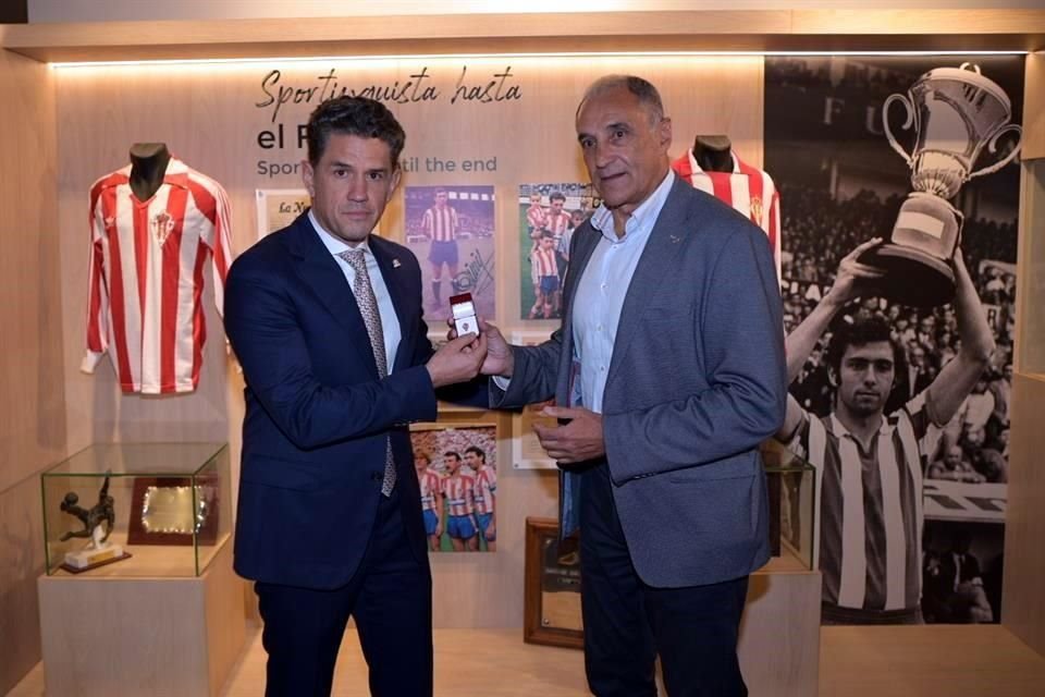 Alejandro Irarragorri (izq.) se presentó hoy como el nuevo presidente del Real Sporting de Gijón.