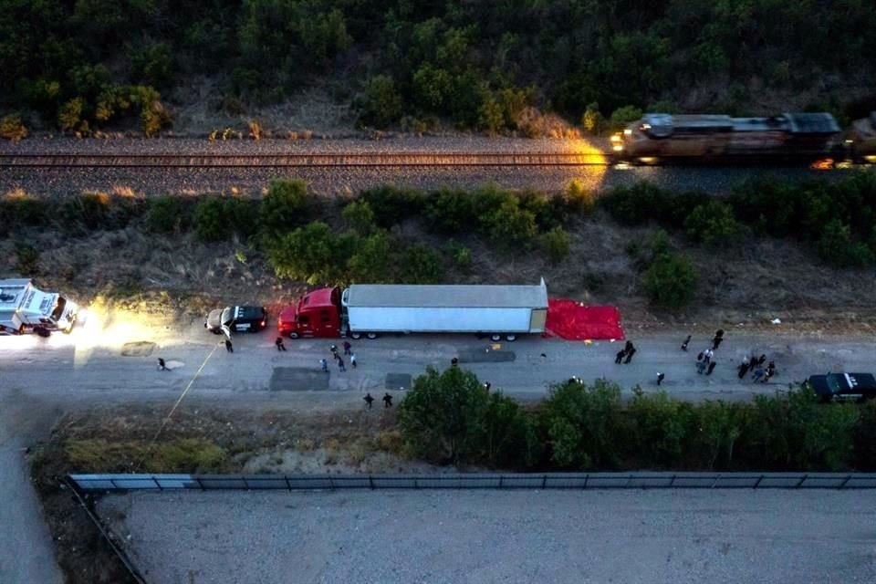 El tráiler fue hallado ayer a las afueras de San Antonio.