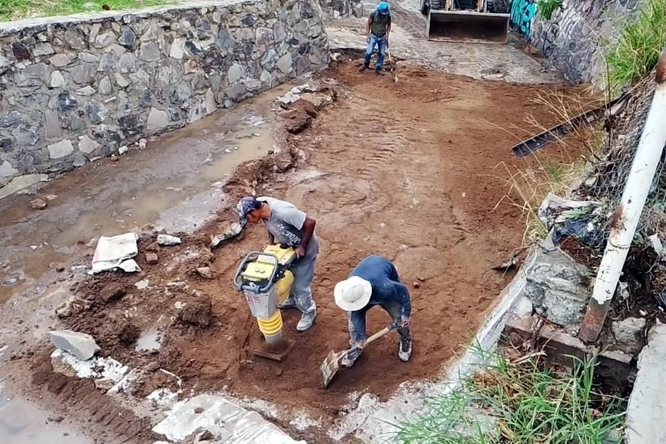 La tormenta de la madrugada causó un socavón en la banqueta de la Calle Aztlán, en la Colonia Villa del Ixtépete, en Zapopan.