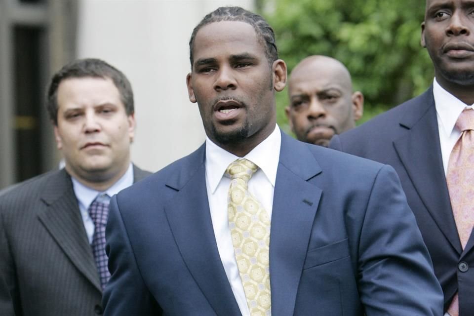 El cantante R. Kelly enfrentaría cadena perpetua por abusos sexuales y tráfico de personas, a un año de ser declarado culpable.