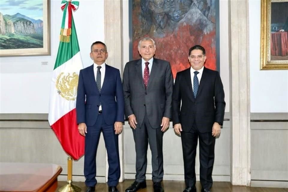 El Secretario de Gobernación, Adán Augusto López, recibió este miércoles a César Yáñez (a la izquierda) y a Rabindranath Salazar (a la derecha)