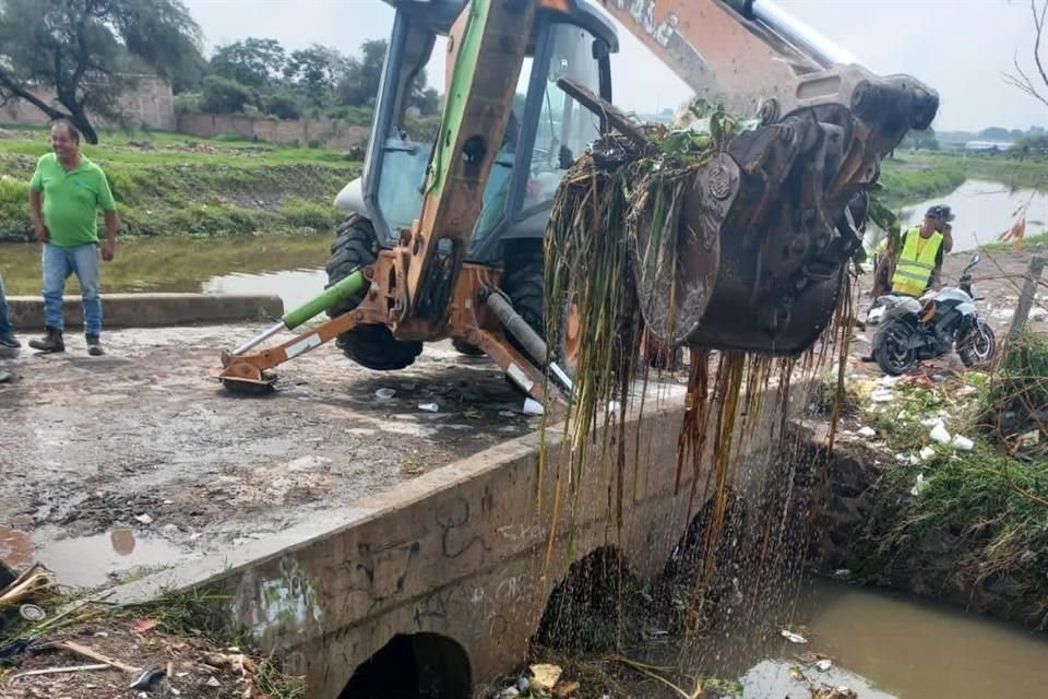 La basura y muebles que arrastraban los canales en Tlajomulco causaron desbordamientos.