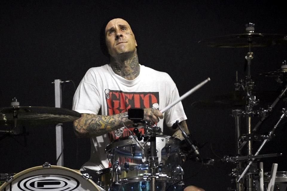 Travis Barker, esposo de Kourtney Kardashian, fue hospitalizado por una  pancreatitis, posiblemente derivada de una colonoscopia.