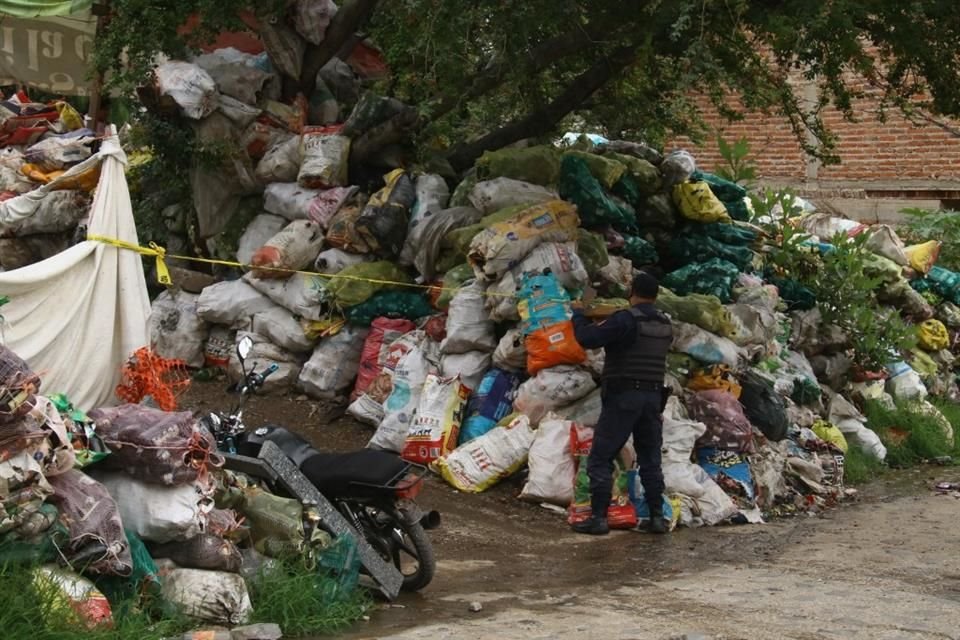 Un negocio de reciclaje de vidrios en Tonalá fue acordonado por las autoridades, luego de que un trabajador encontró un feto en un frasco.