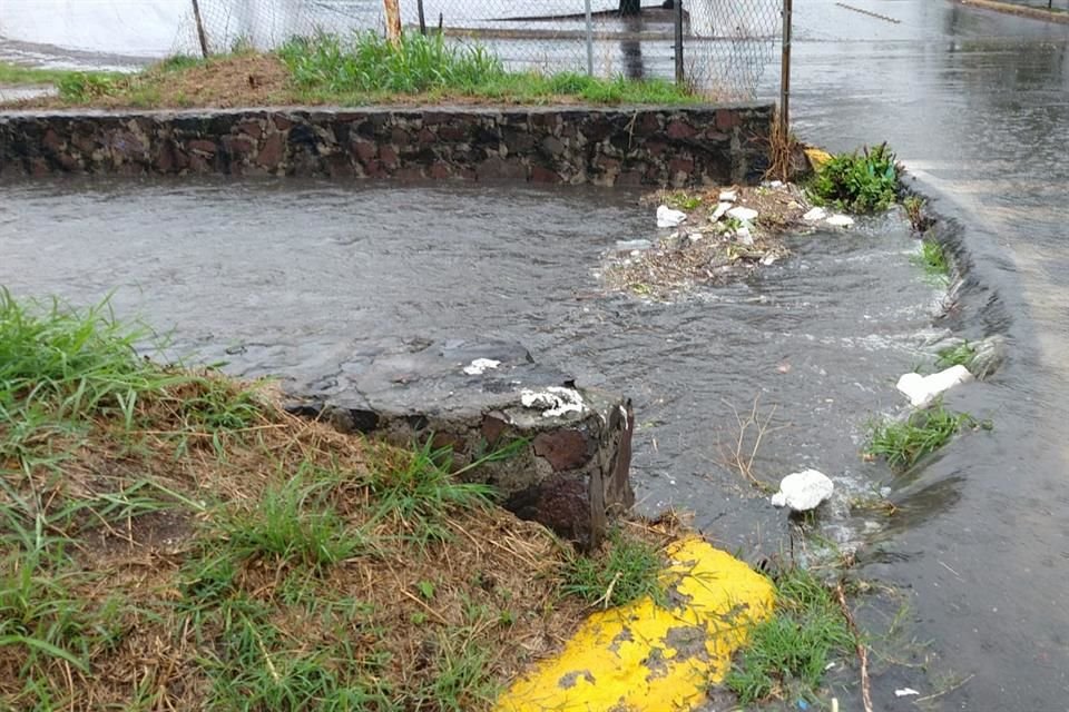 La lluvia de este miércoles desbordó los canales pluviales en la zona Valle de Tlajomulco.