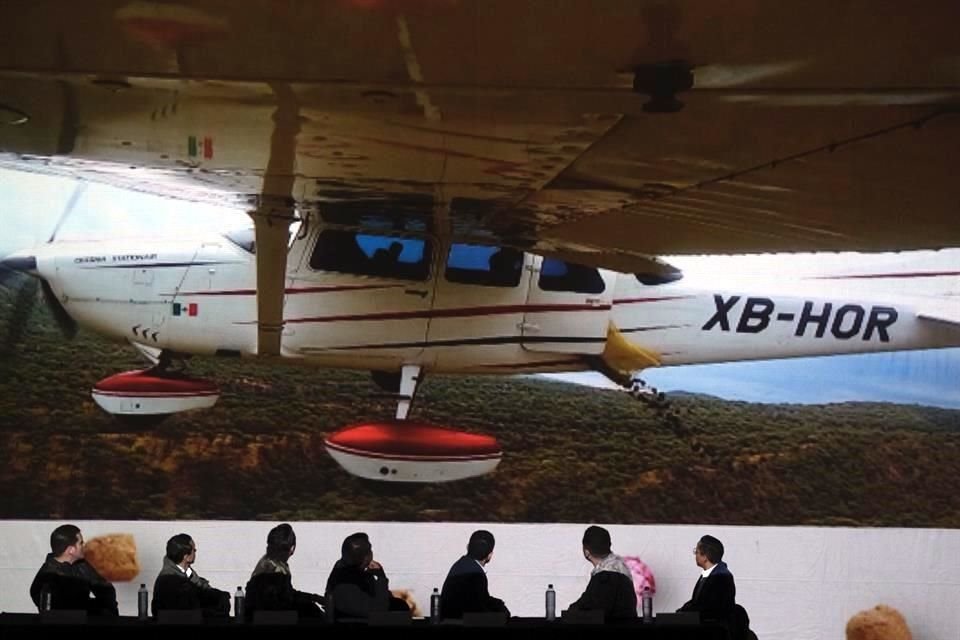 El lanzamiento se realiza desde avionetas cargadas con costales de semillas.