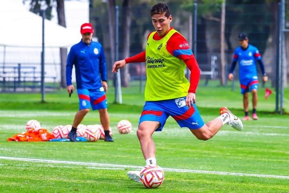 El central Luis Olivas visualiza a unas Chivas muy competitivas en el torneo Apertura 2022, por la calidad de sus futbolistas.
