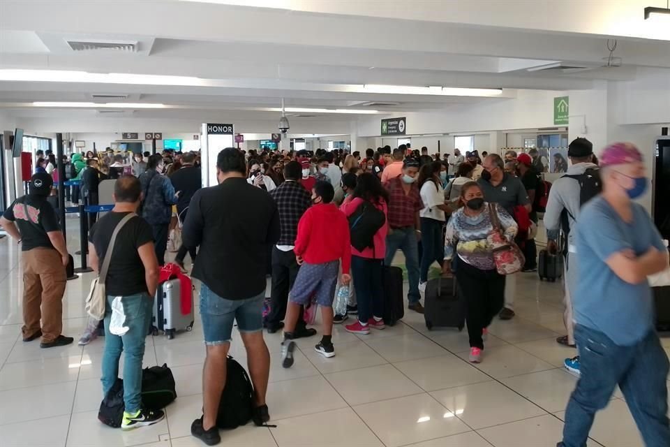 Ahora los contagios por Covid en las tripulaciones de las aerolíneas se sumaron al caos por el que atraviesa la operación del AICM.