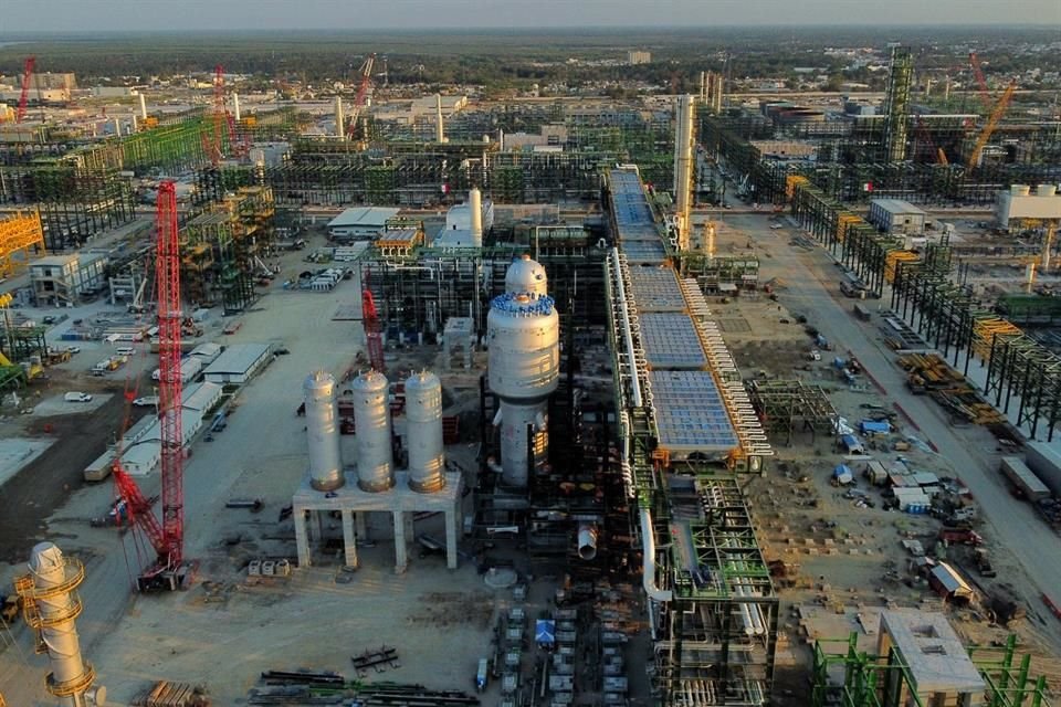 Los sobrecostos en la refinería Dos Bocas y el Tren Maya están causando presión a las finanzas del País.