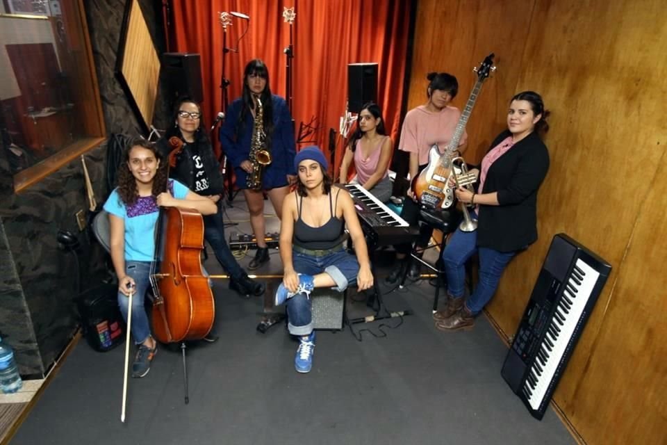 Alejandra Canchola, Samah Abdulhamid, Norbelis Lameda, Patricia 'Pilla' Reyes, Zyanya Elizalde, Angie Soria y Lucy Gil, integrantes de la agrupación Wujeres y Disidencias.