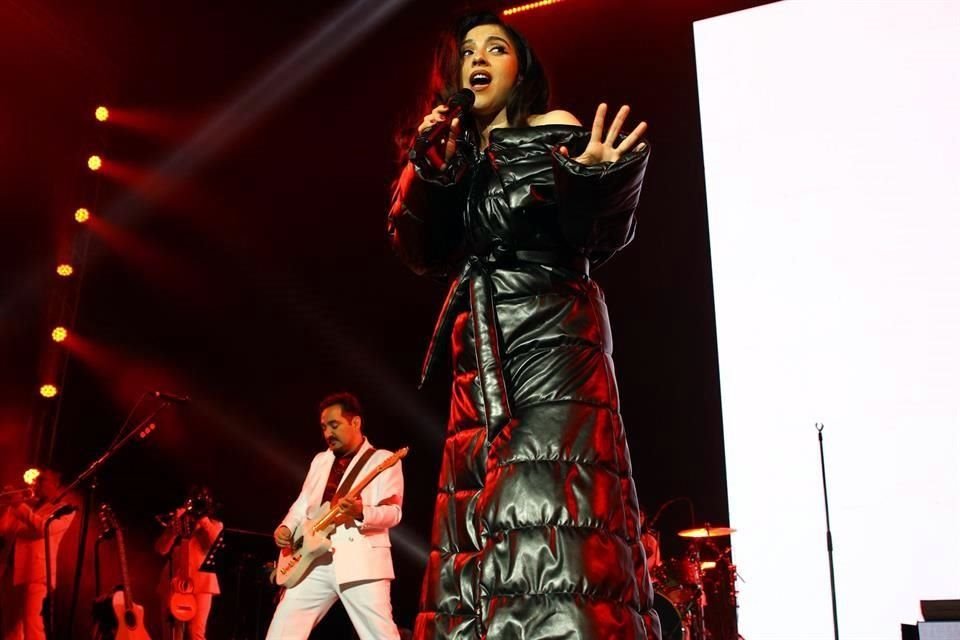 La chilena Mon Laferte se presentó anoche ante 6 mil asistentes, que se le entregaron de principio a fin.