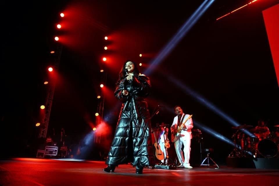 Junto a ocho músicos uniformados con trajes blancos, la chilena hizo gala de un derroche de melancolía y dulce amor.