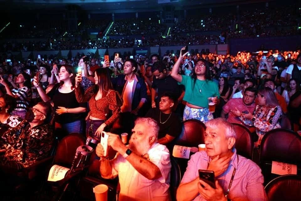 El público disfrutó de pie del concierto, que estuvo lleno de matices y emociones, mientras que el de las otras zonas del Auditorio prefirió gozarlo desde la comodidad de sus asientos.