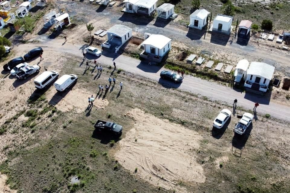 Arriban autoridades al Panteón Municipal de Galeana para realizar la exhumación del cuerpo de Debanhi Escobar.