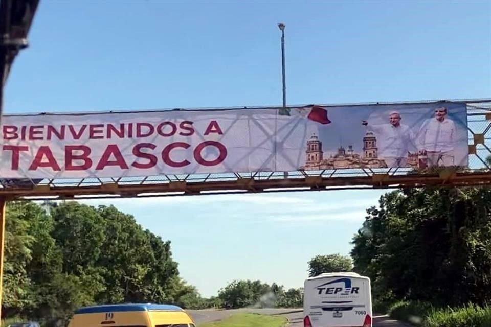 En Tabasco se colocaron mantas para promover al Secretario de Gobernación, Adán Augusto López.