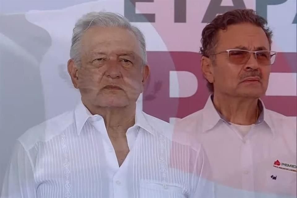 El Presidente durante el himno nacional en Paraíso.
