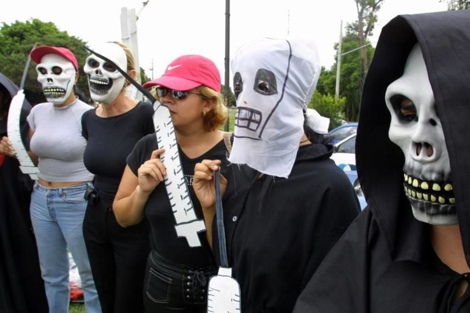 Decenas de mujeres se manifestaron exigiendo justicia por los daños causados por los tratamientos de Gaona Padilla. Se colocaron una máscara de calavera en señal de protesta.