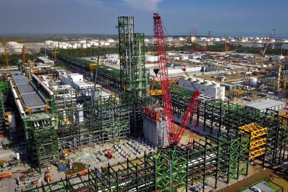 Desde Refinería Olmeca, AMLO informó que Gobierno ha inyectado a obra 10 mil 200 mdd, la mayoría de impuestos, sin generar deuda.