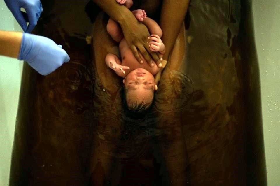 T. y su hijo recién nacido Cason reciben un baño de hierbas en un centro de maternidad en Argyle, Texas.