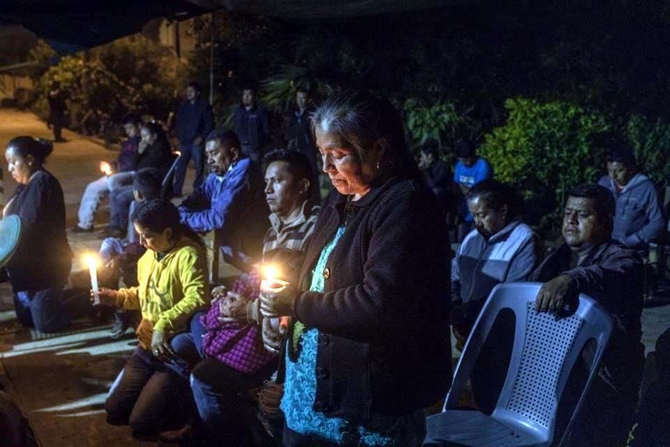Vecinos y amigos de las familias afectadas acompañan con velas y oraciones.