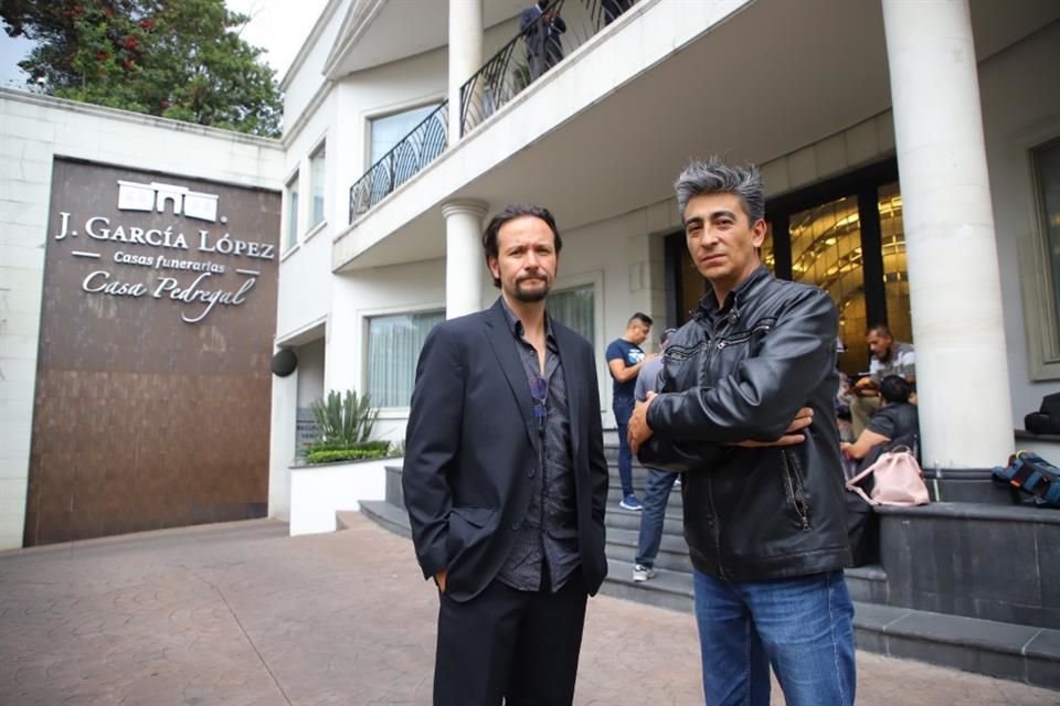 Al funeral del conductor asistieron Rodrigo Cachero y Aarón Olvera.