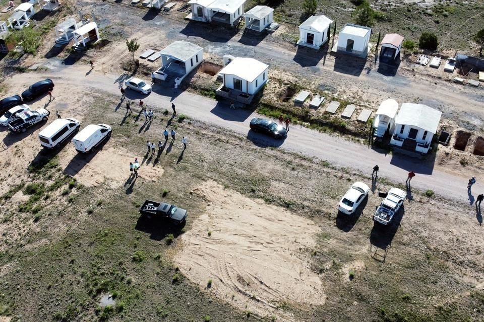 Tras cinco horas, restos de Debanhi Escobar son exhumados del panteón de Laguna de Labradores, en Galeana, y llevados al Anfiteatro del HU.