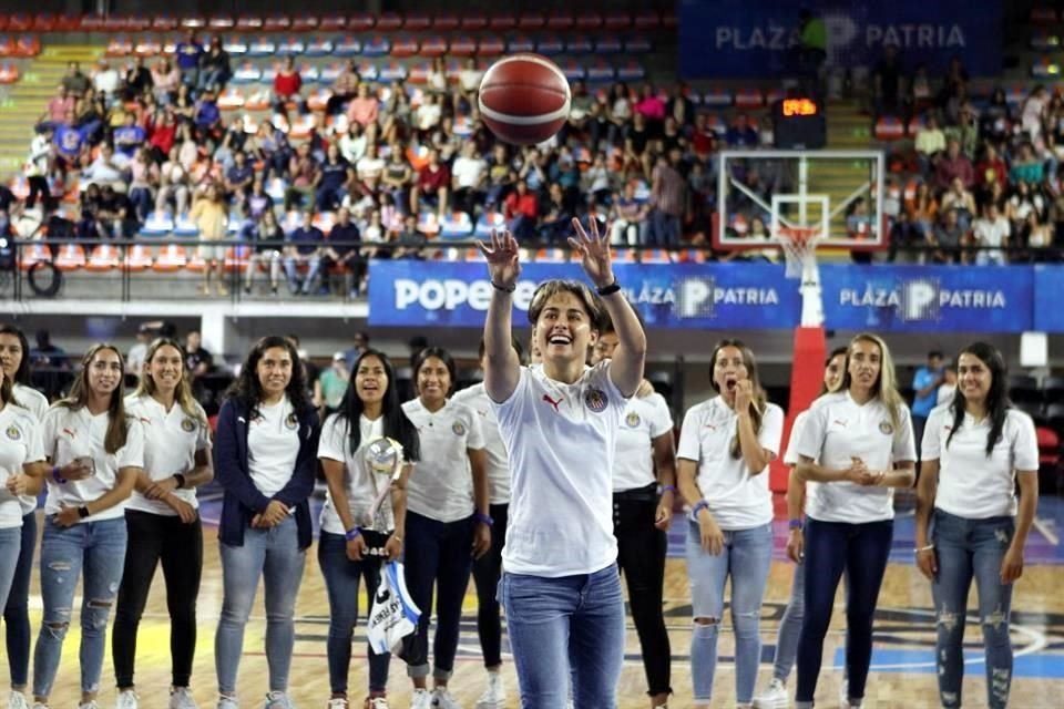 Las campeonas Chivas femenil estuvieron en el encuentro y la portera Blanca Félix probó suerte en la canasta.