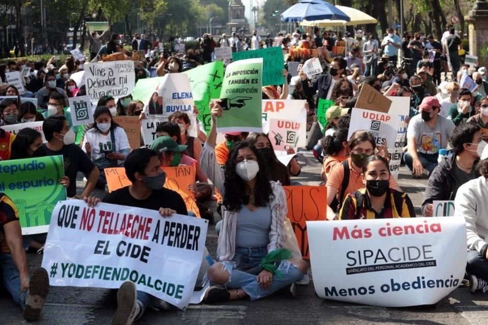 La comunidad del CIDE ha salido en diversos momentos a las calles para manifestarse contra los embates de la actual Administración.