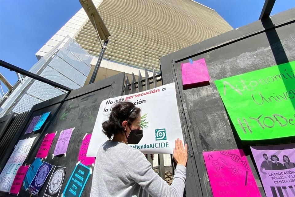 La comunidad del CIDE ha salido en diversos momentos a las calles para manifestarse contra los embates de la actual Administración.