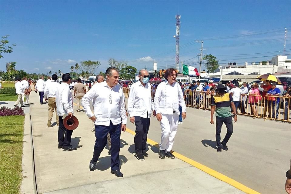 z Los empresarios Francisco Cervantes, Carlos Slim y Daniel Chávez acudieron al llamado.