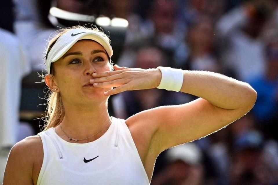 La española no ocultó su felicidad por seguir con vida en Wimbledon.