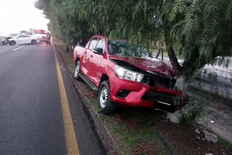 Un accidente entre tres vehículos provoca tráfico intenso en la Avenida López Mateos que se convierte en Carretera a Morelia en Tlajomulco.