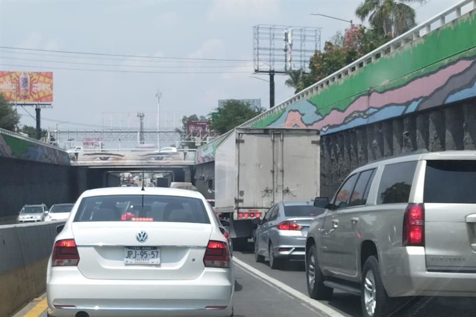 Un accidente entre tres vehículos provoca tráfico intenso en la Avenida López Mateos que se convierte en Carretera a Morelia en Tlajomulco.