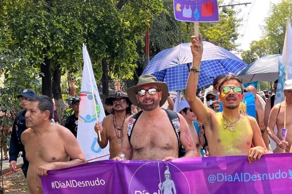 En rechazo a la censura de la desnudez y para abonar a la normalización de los cuerpos, cientos de personas se movilización en Guadalajara este sábado para hacer parte del primer 'Día al Desnudo'.