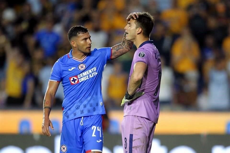 Jurado no atajó bien y se le fue el balón.