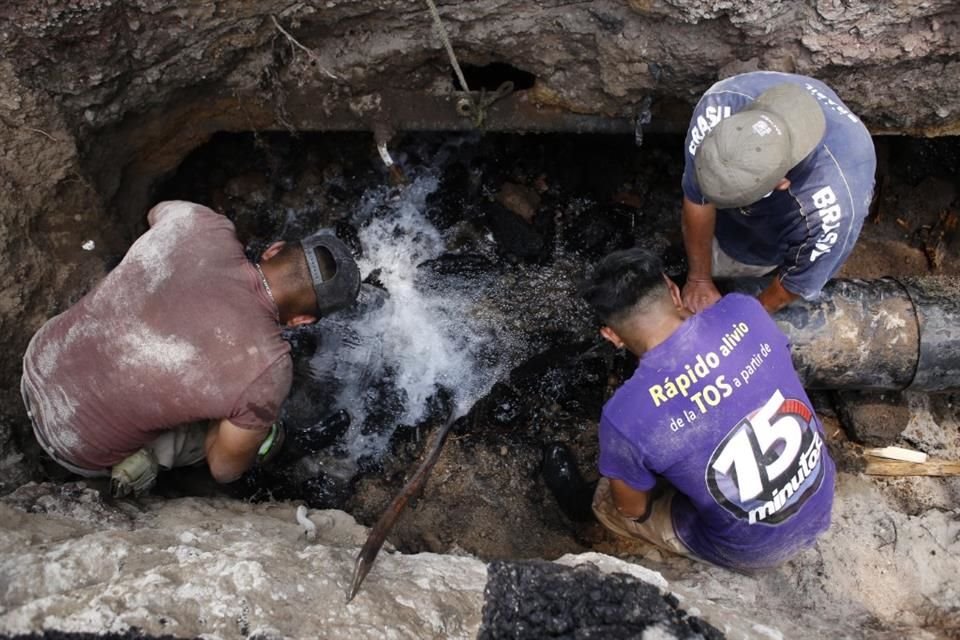 Trabajadores del Sacmex encontraron un tubo principal de suministro fracturado.