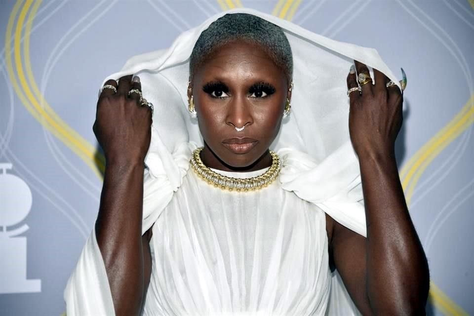 La actriz Cynthia Erivo declaró que es bisexual y comentó que las personas LGBT deberían ser felicitadas por ser valientes.