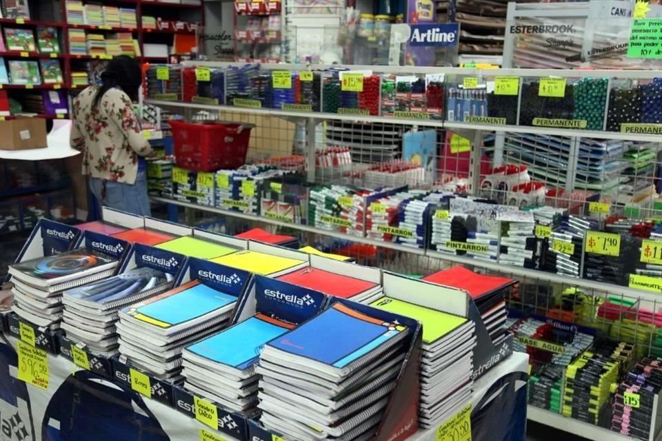Fabricantes de útiles escolares enfrentan desabasto de papel, cartón, empaques, espirales para libreta, entre otros insumos.
