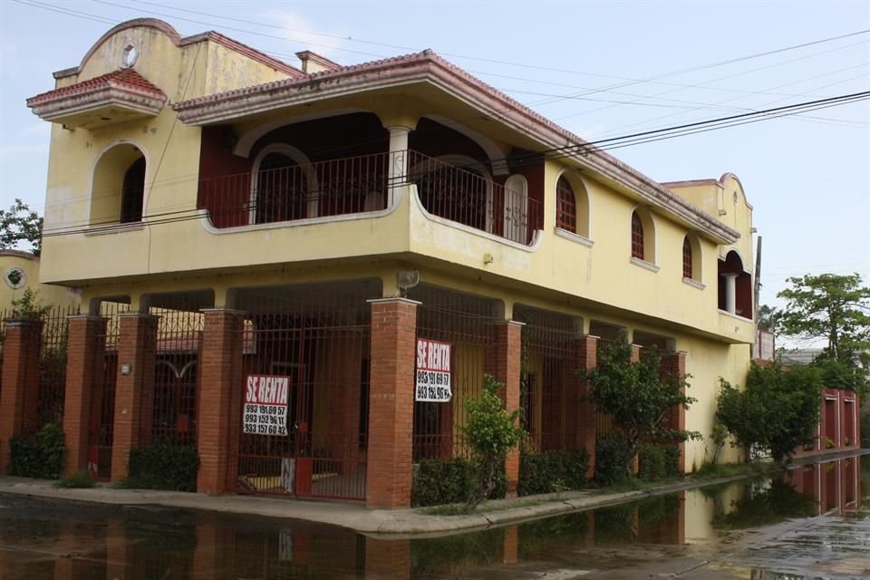 Casi la mitad de las 15 casas que alberga la manzana 36 de la colonia Petrolera en el municipio de Paraíso, Tabasco, están deshabitadas.