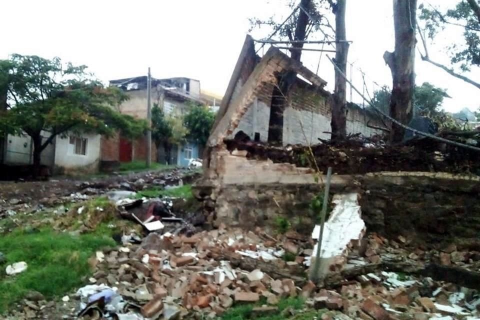 Elementos de PCyB de Tlaquepaque atendieron, principalmente, seis puntos de inundación donde el agua se elevó desde los 50 hasta los 70 centímetros de altura.